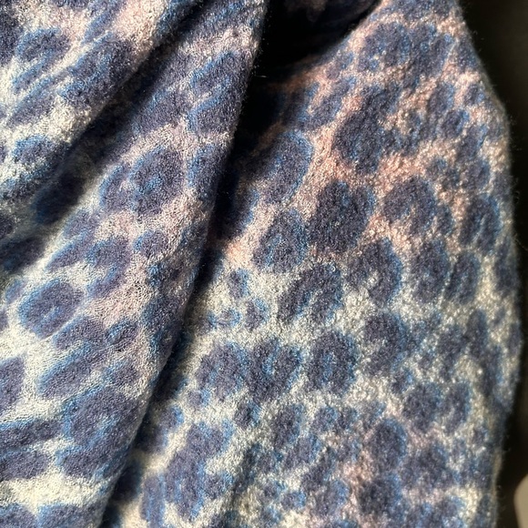 Louis Vuitton leopard scarf - Picture 2 of 15